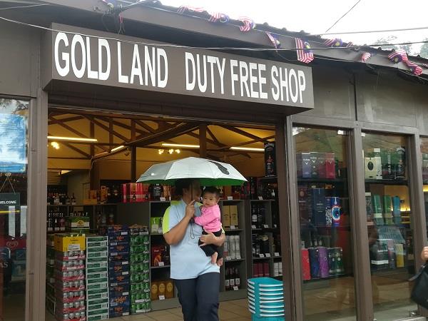在刁曼岛芭雅海滩的免税店 在刁曼岛芭雅海滩的免税店